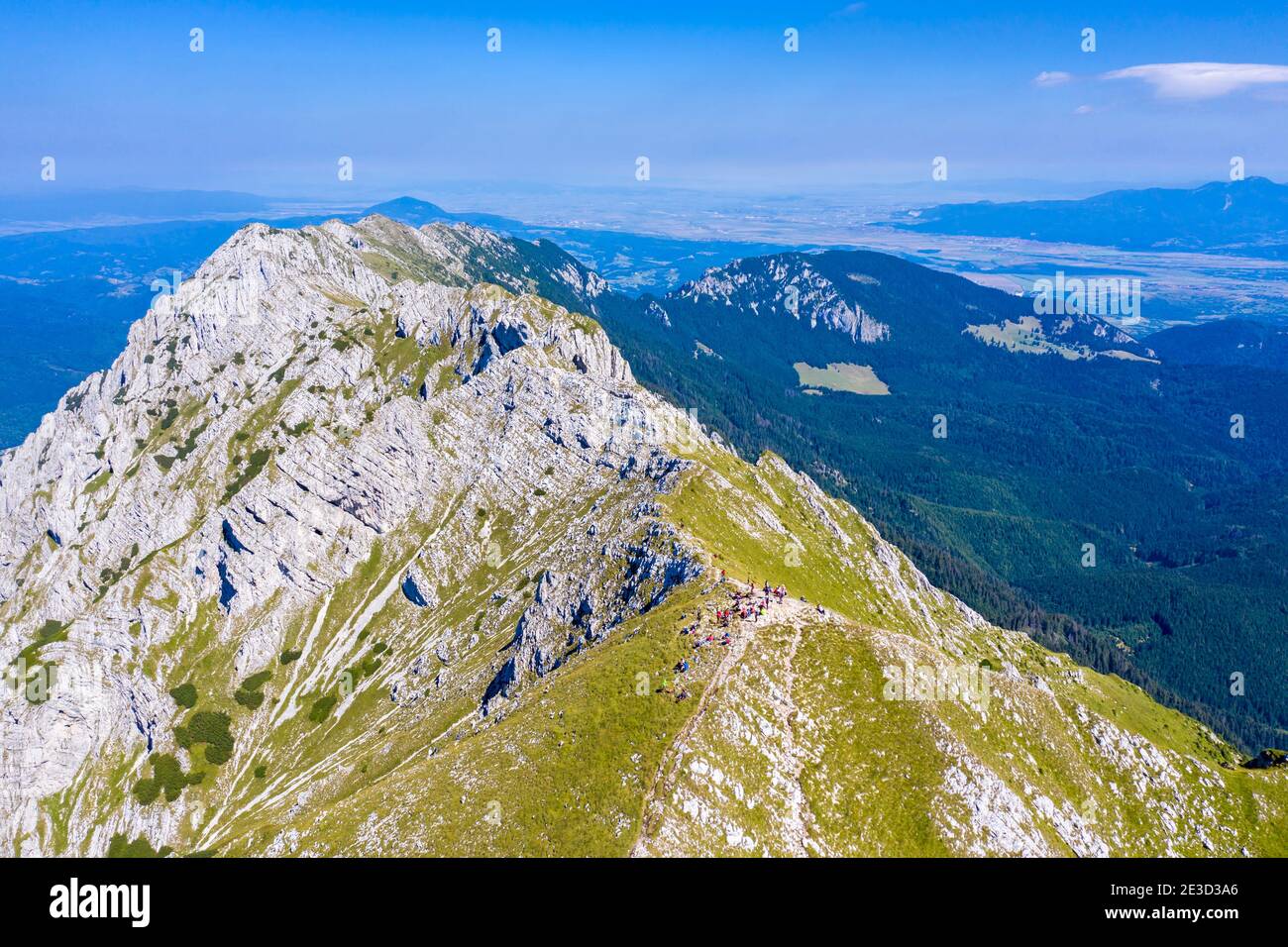 Randonneurs sur un sommet rocheux des Carpates roumains, scène estivale dans le massif de Piatra Craiului et vue depuis le sommet. Banque D'Images