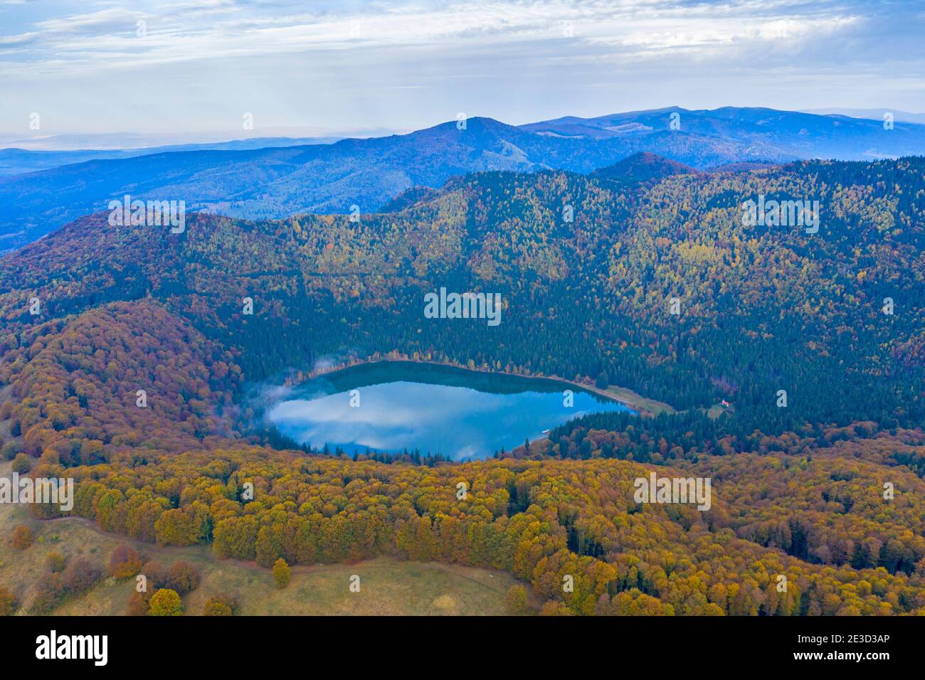 Lac forestier pendant l'automne vue d'en haut. Le lac Sainte Anne est le seul lac de cratère de Roumanie, situé dans le cratère volcanique de Ciomatu Mare vol Banque D'Images