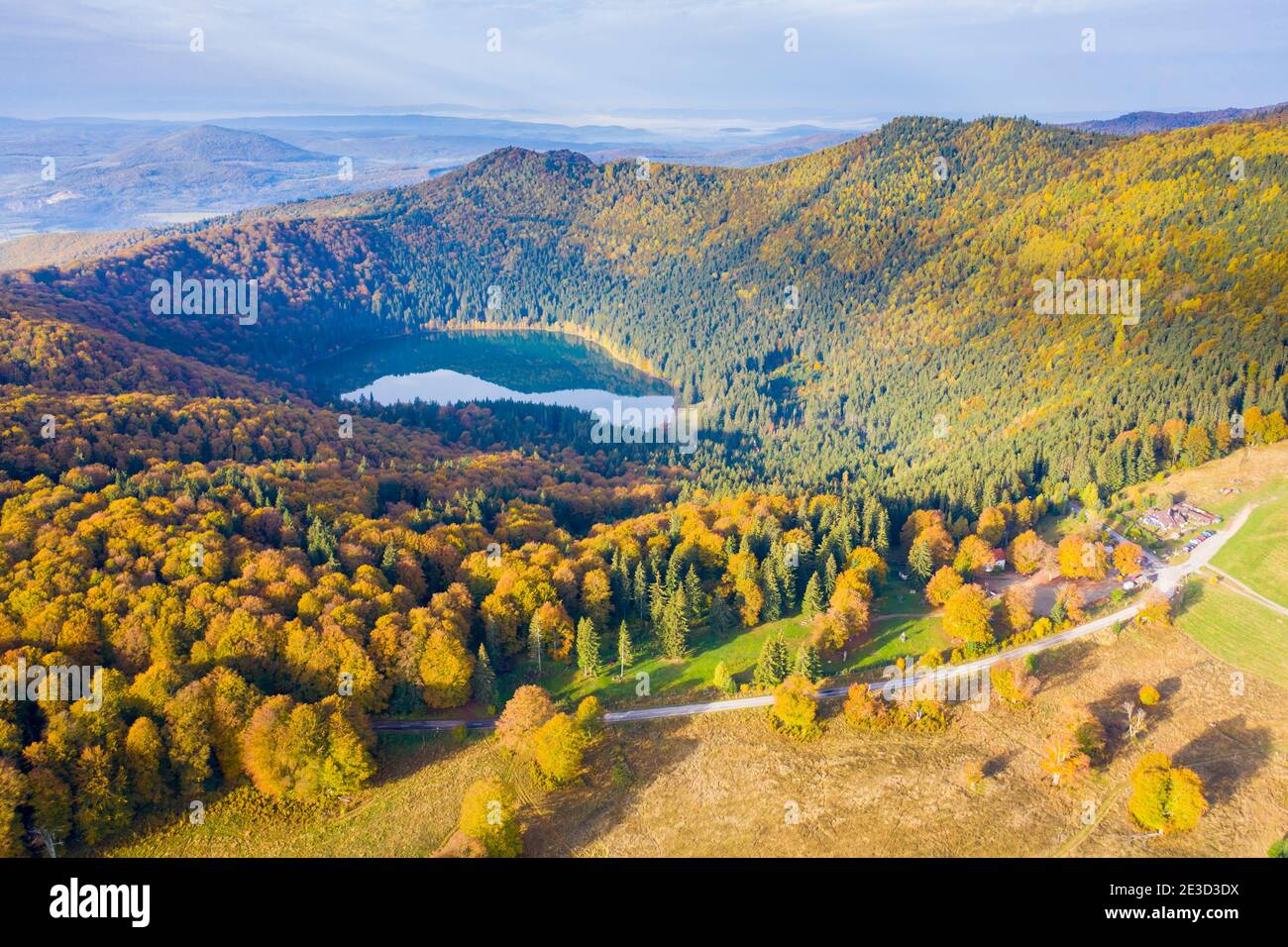Paysage aérien d'automne lac de montagne. Le lac Sainte Anne est le seul lac de cratère de Roumanie, situé dans le cratère volcanique de Ciomatu Mare volcan Banque D'Images