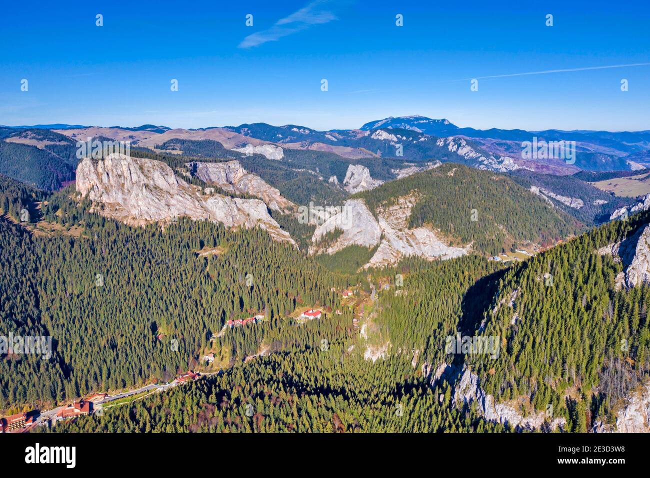 Vue aérienne de la station de montagne Red Lake dans les Carpates roumains. Banque D'Images