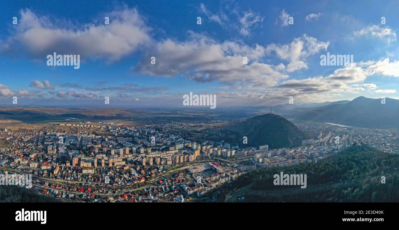 Paysage urbain aérien en zone de montagne, vue de la ville de Piatra Neamt en Roumanie. Banque D'Images