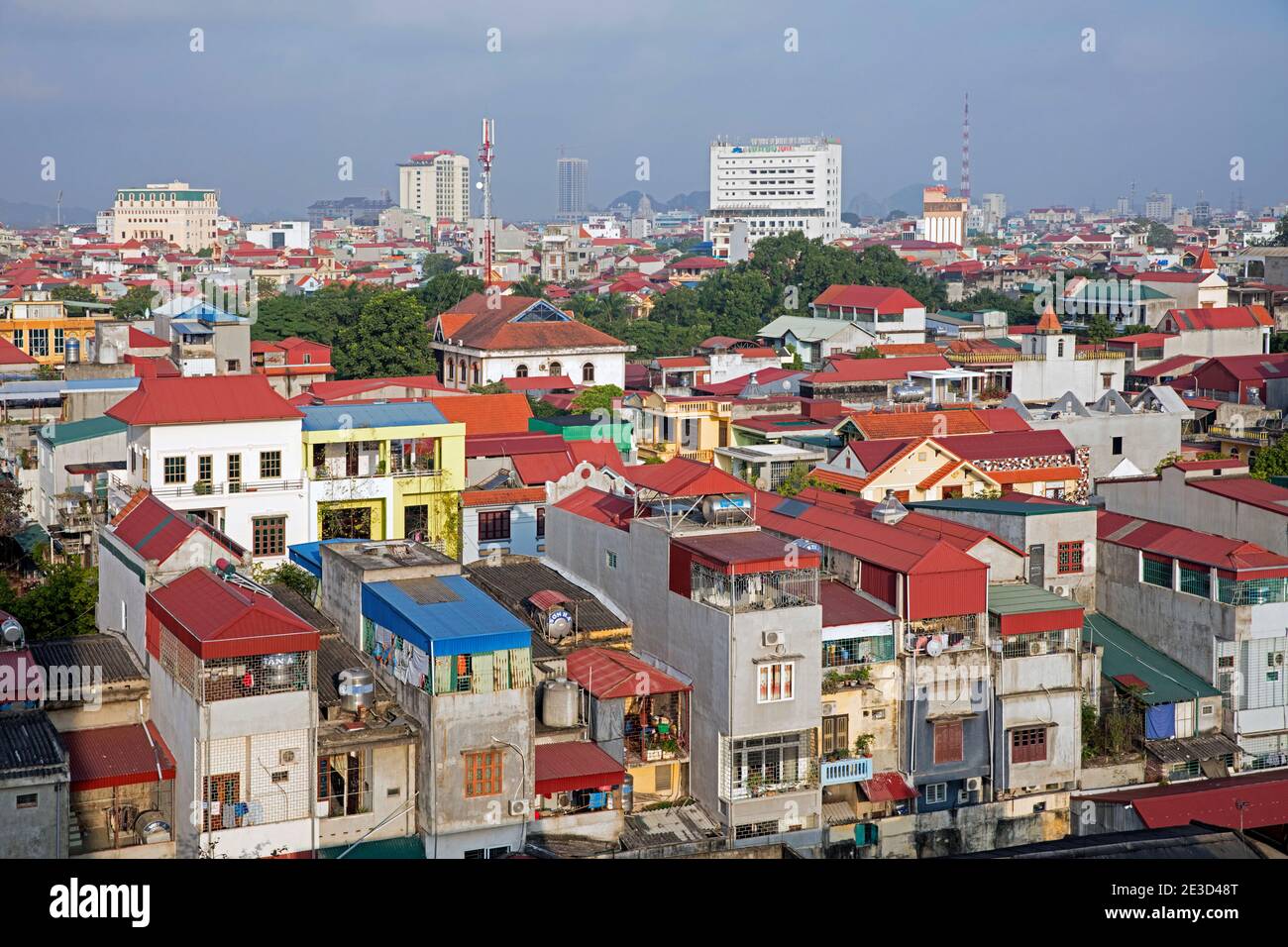 Vue aérienne sur les maisons et les appartements colorés de la ville Ninh Binh dans le delta de la rivière Rouge du nord du Vietnam Banque D'Images