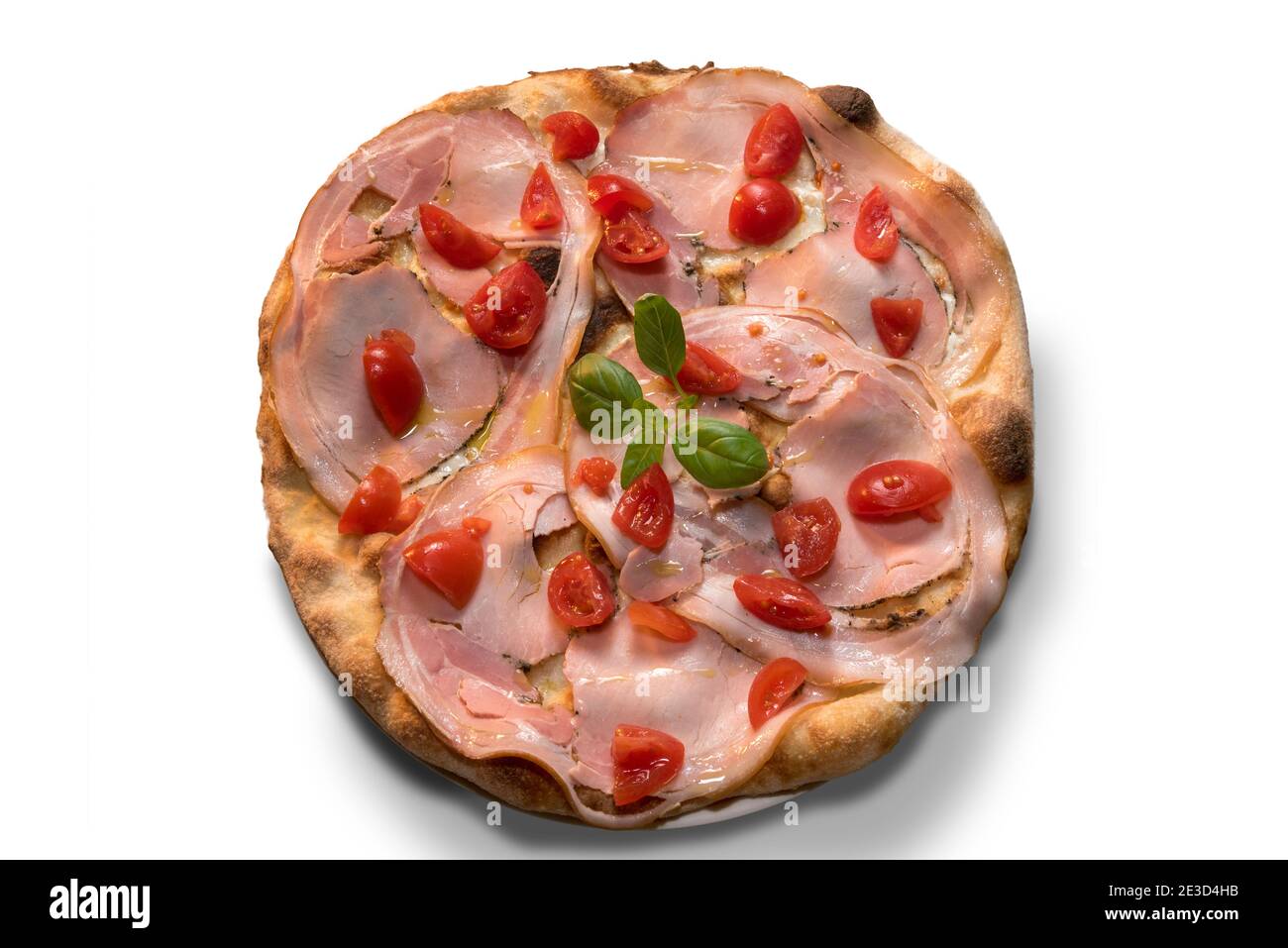 pizza au rôti de porc (porchetta italienne), tomates cerises et basilic isolés sur fond blanc, vue de dessus, plat Banque D'Images