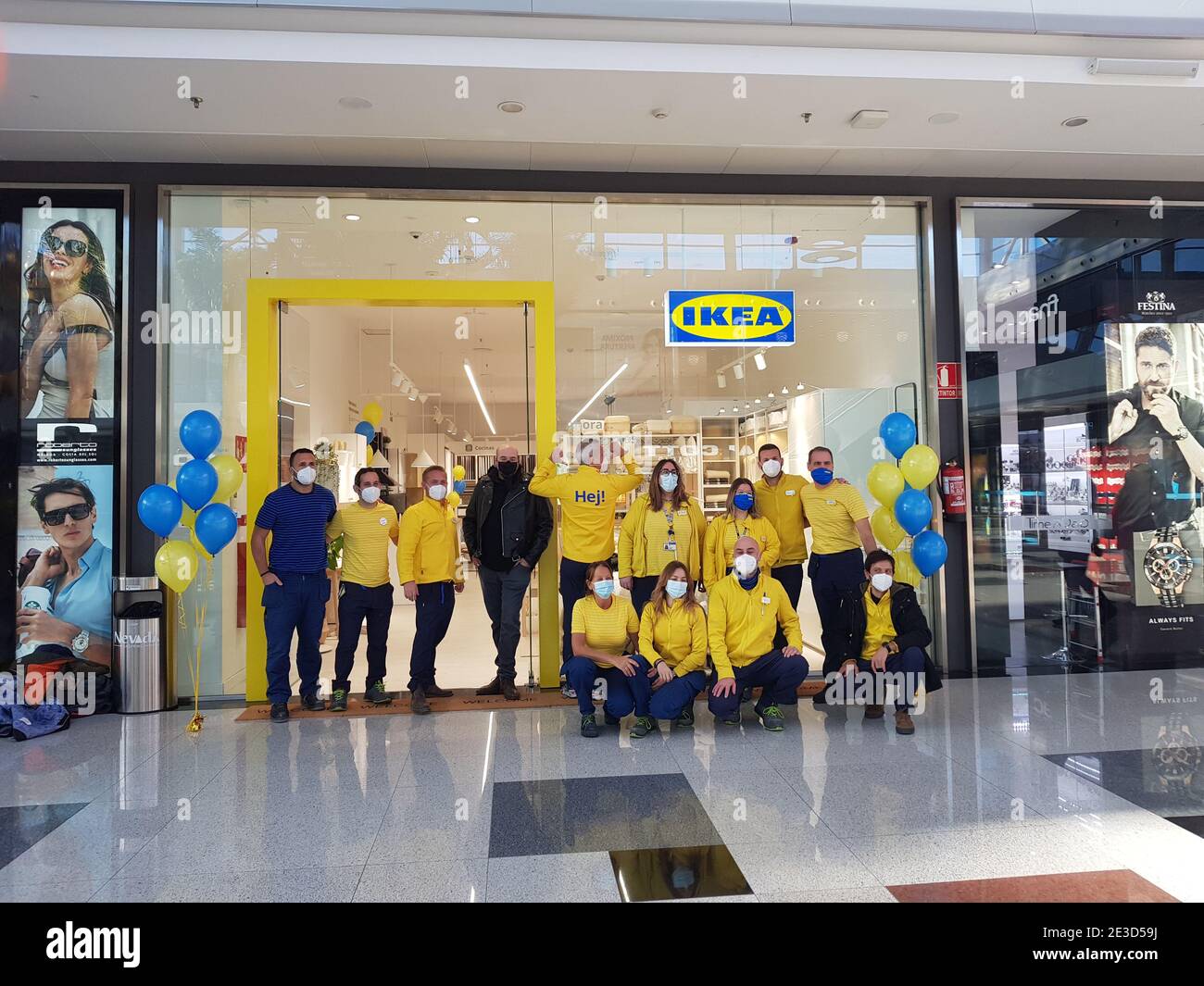 GRENADE, ANDALOUSIE, ESPAGNE 18 JANVIER 2021 : les travailleurs IKEA préparent la cérémonie d'ouverture du nouveau magasin Ikea dans le centre commercial Nevada de Grenade. Banque D'Images