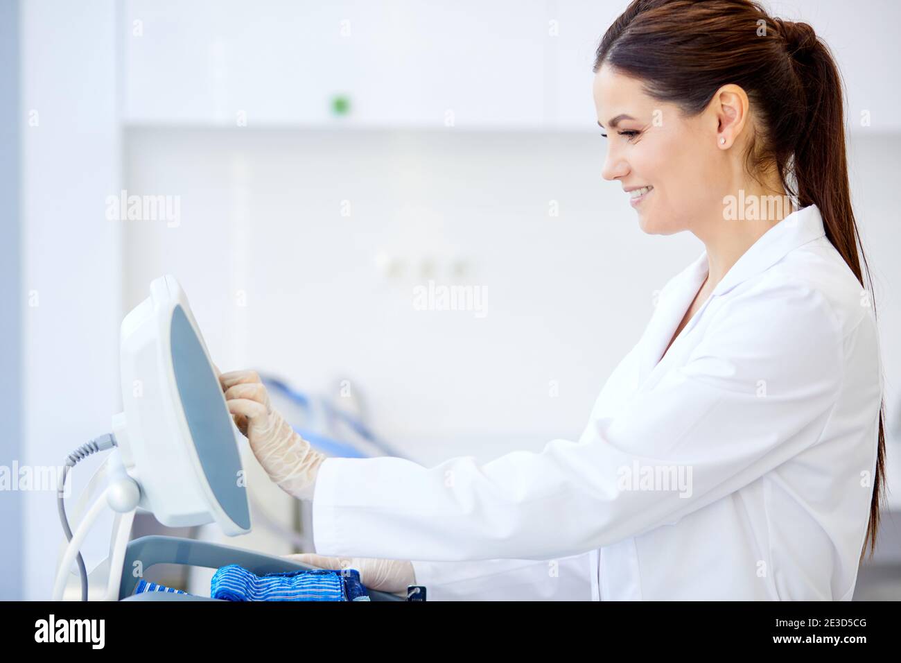 femme médecin boutons-poussoirs sur l'équipement médical, aime travailler à l'hôpital. utiliser des équipements modernes pour le traitement en clinique. médecine et soins de santé co Banque D'Images