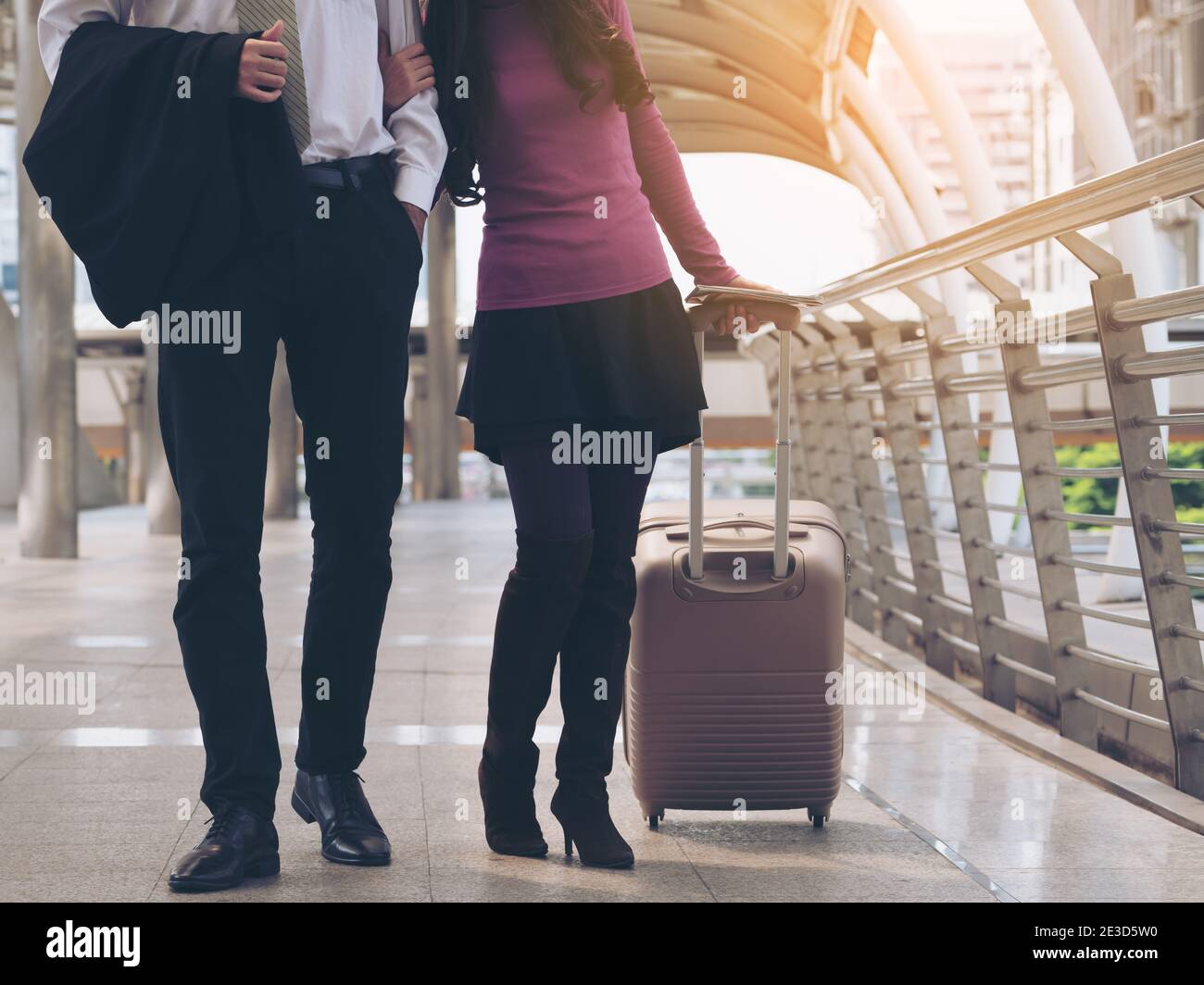 Couple voyageurs marchant dans le passage du terminal de l'aéroport avec sac de voyage ou bagages pour voyage de lune de miel à l'étranger. Concept de voyage en couple. Banque D'Images
