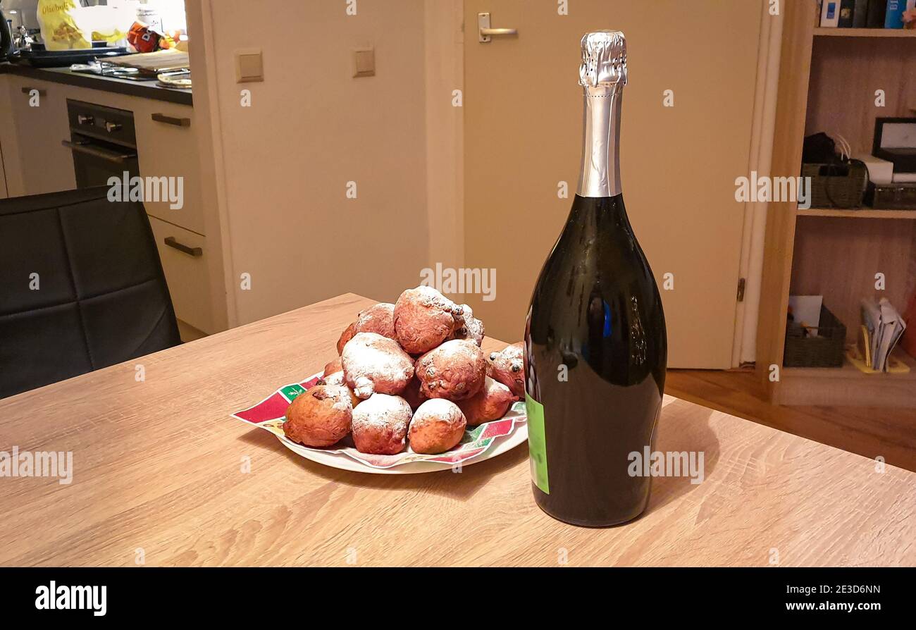 Cuisine traditionnelle de la Saint-Sylvestre en Hollande : boulettes de beignets frits (néerlandais : oliebollen) arrosées de sucre en poudre et de champagne Banque D'Images