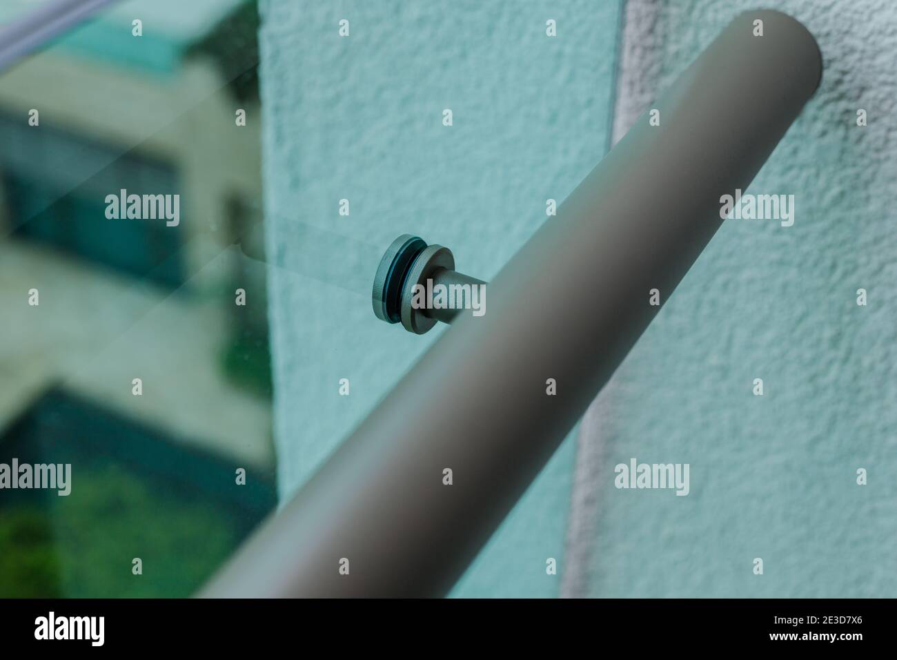 Façades et murs en verre. Fixations métalliques. Banque D'Images