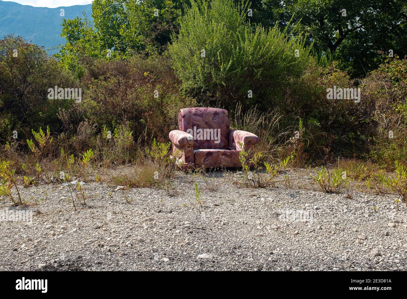 Tzoumerka, Epirus, Grèce - 23 août 2019 : fauteuil abandonné sous le soleil Banque D'Images