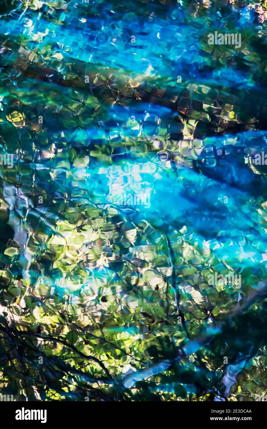 Photographie pour le matériel de fond du fond du lac que brille bleu et la surface de l'eau qui brille dans le lumière du soleil Banque D'Images