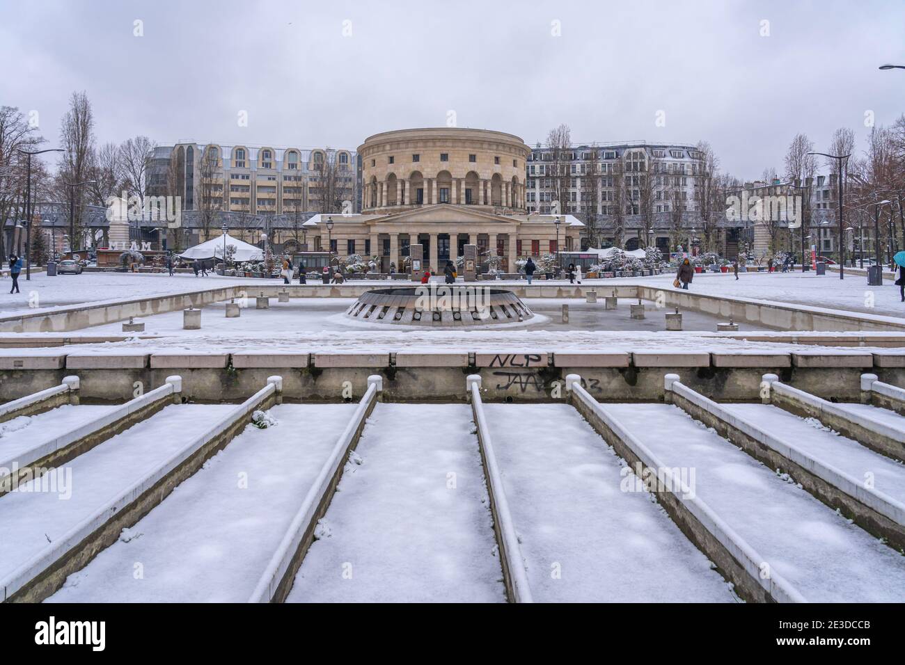 Paris, France - 01 16 2021 : vue sur le bassin de la villette et la rotonde de Ledoux sous la neige Banque D'Images