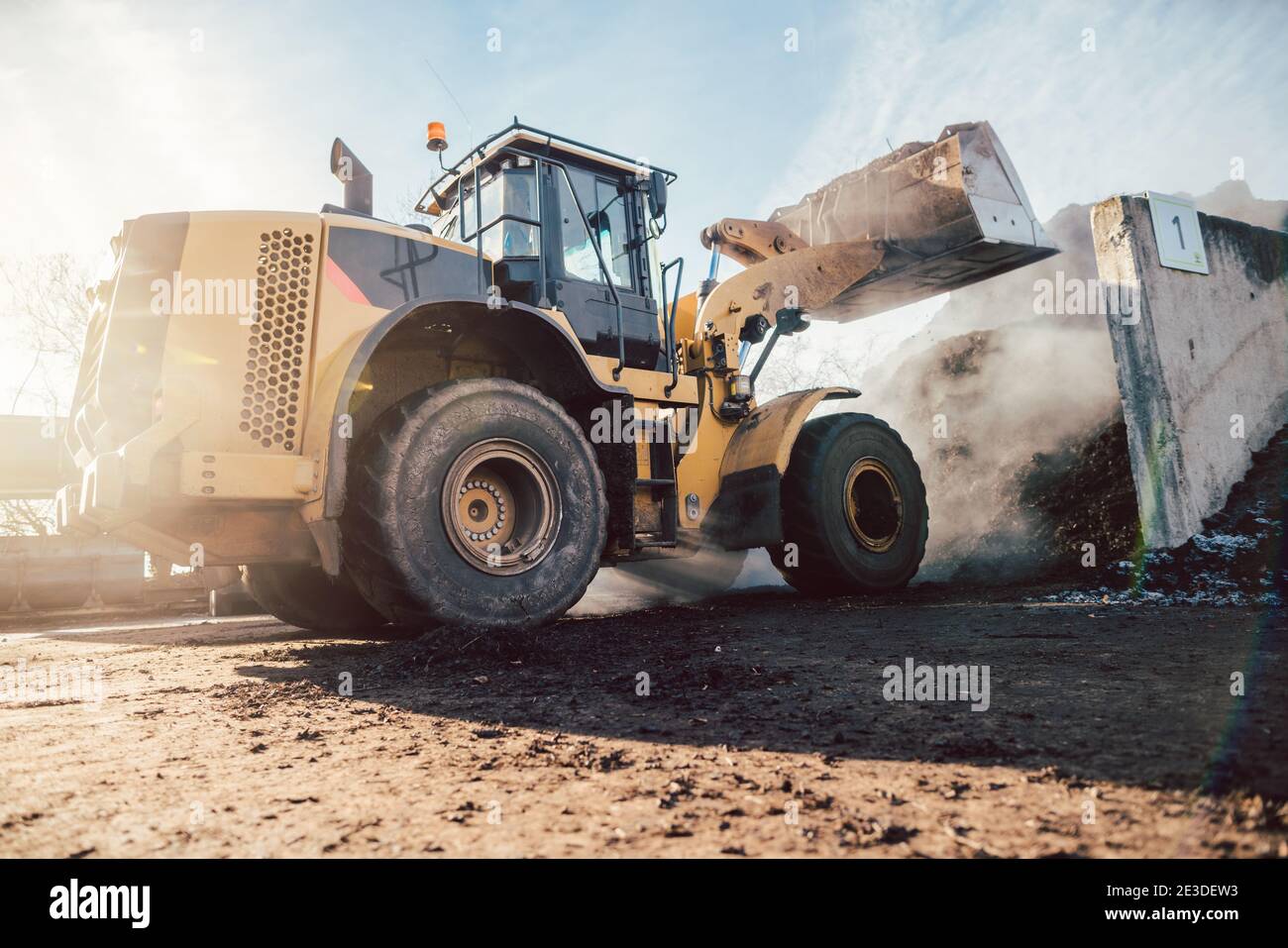 Bulldozer mettant de la biomasse sur tas pour le compostage Banque D'Images