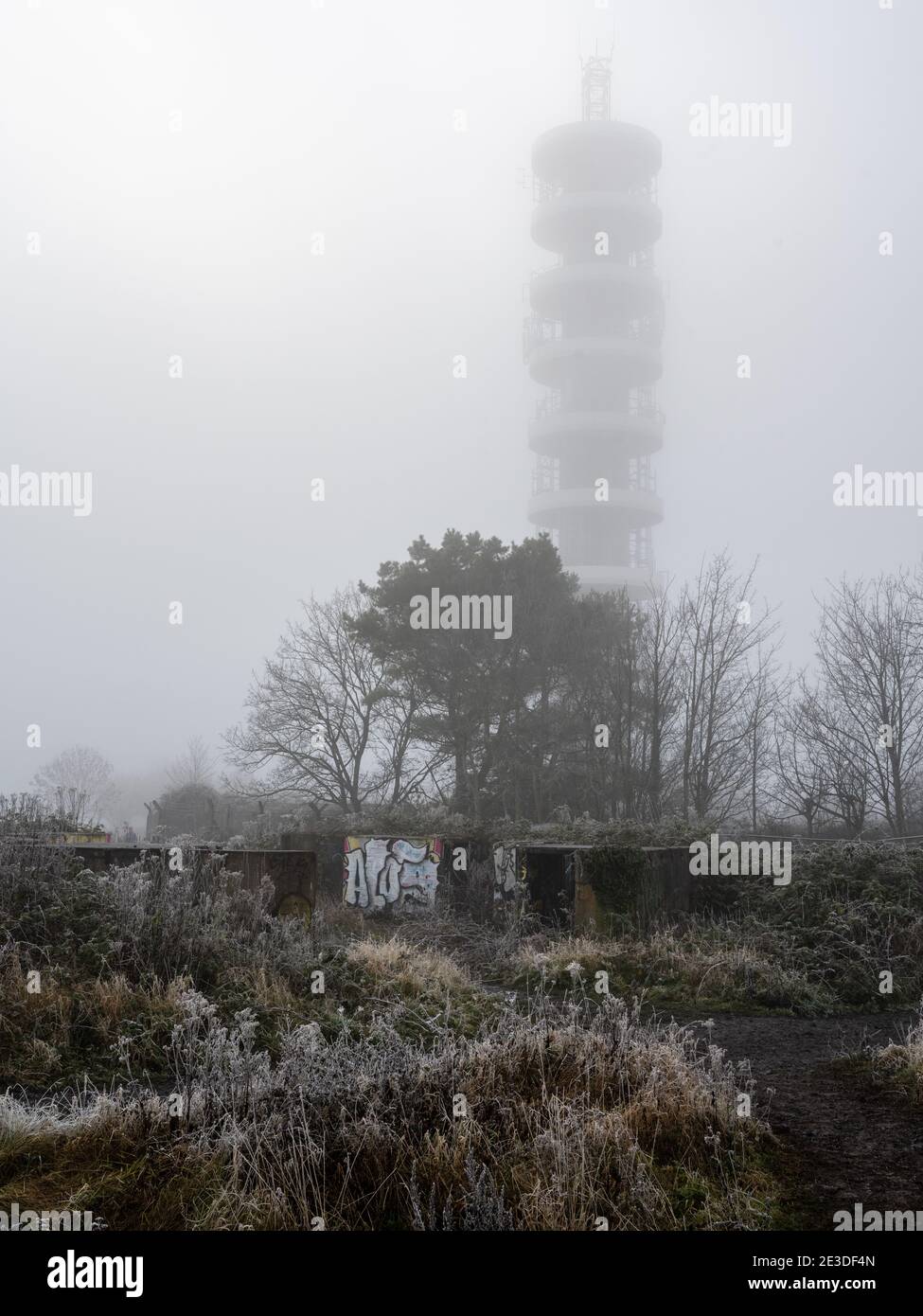 L'émetteur BT de Purdown est enveloppé de brouillard derrière les restes abandonnés de la batterie antiaérienne lourde dans le parc Stoke de Bristol. Banque D'Images