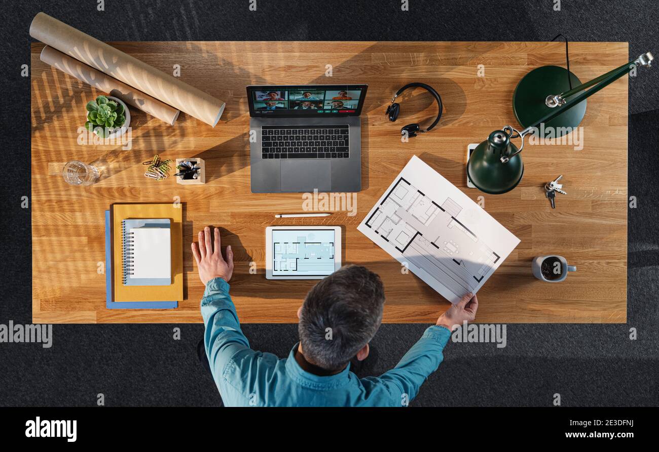 Vue de dessus d'un architecte travaillant sur un ordinateur au bureau à domicile, concept d'appel vidéo. Banque D'Images