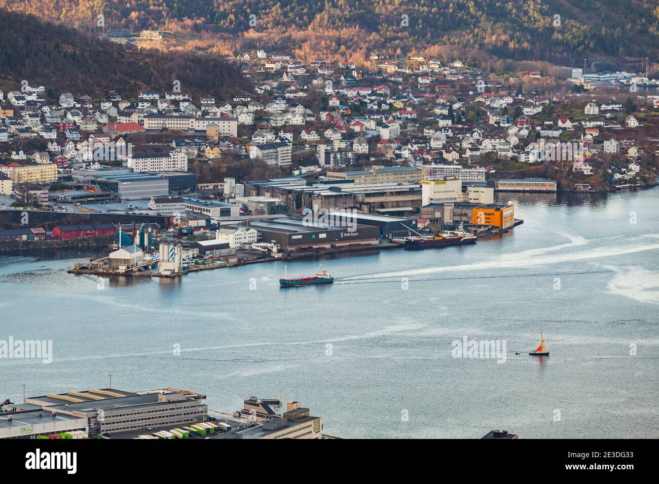 Bergen, Norvège - 19 novembre 2017 : port de Bergen avec navires et yachts, photo aérienne le jour Banque D'Images