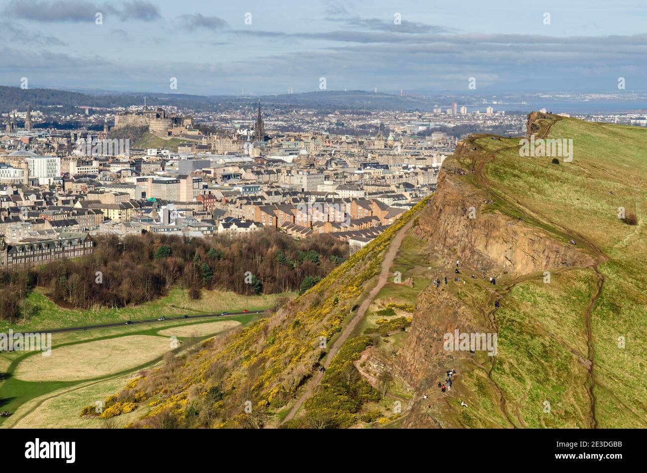 Les gens se rassemblent sur les Crags de Salisbury qui surplombent le paysage urbain d'Édimbourg, notamment la vieille ville, Southside, le château et Firth of Forth, tel qu'il est vu par Art Banque D'Images