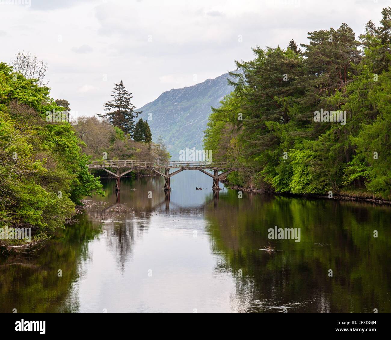 L'oice coule sous une passerelle en bois jusqu'au Loch Ness à fort Augustus dans les Highlands d'Écosse. Banque D'Images