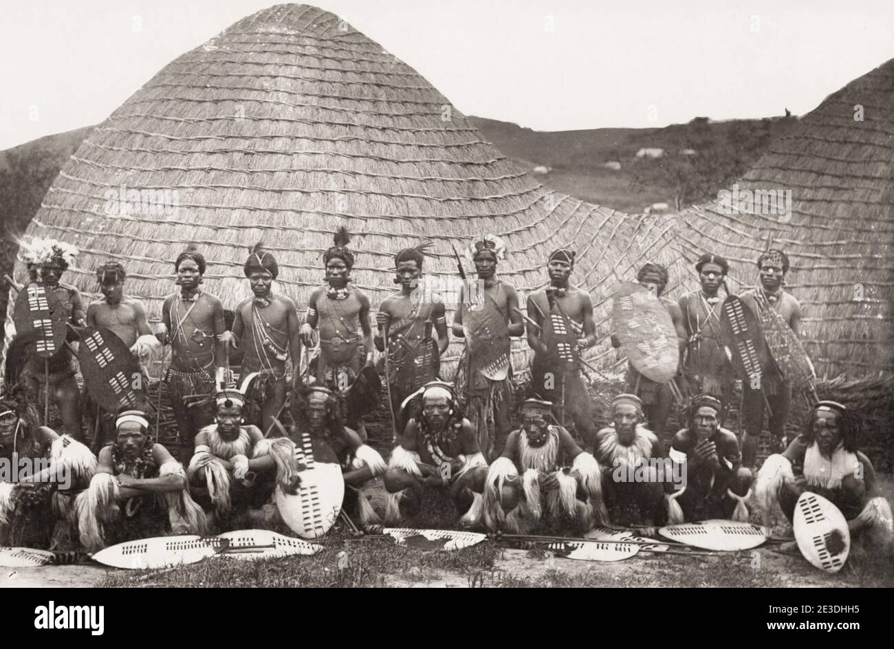 Photo du XIXe siècle : groupe de guerriers zoulou en tenue de guerre, Afrique du Sud. Banque D'Images
