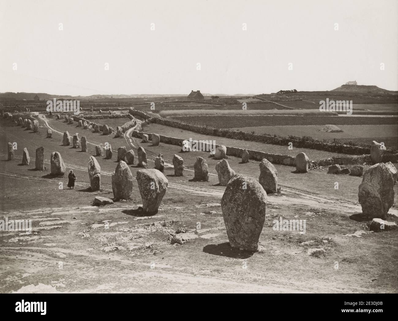 Photographie ancienne du XIXe siècle : LES pierres de Carnac (breton : Steudadoù Karnag) sont une collection exceptionnellement dense de sites mégalithiques en Bretagne dans le nord-ouest de la France, composée d'alignements de pierres (rangées), de dolmens (tombes de pierre), de tumulus (buttes funéraires) et de menhirs simples (pierres debout). Banque D'Images
