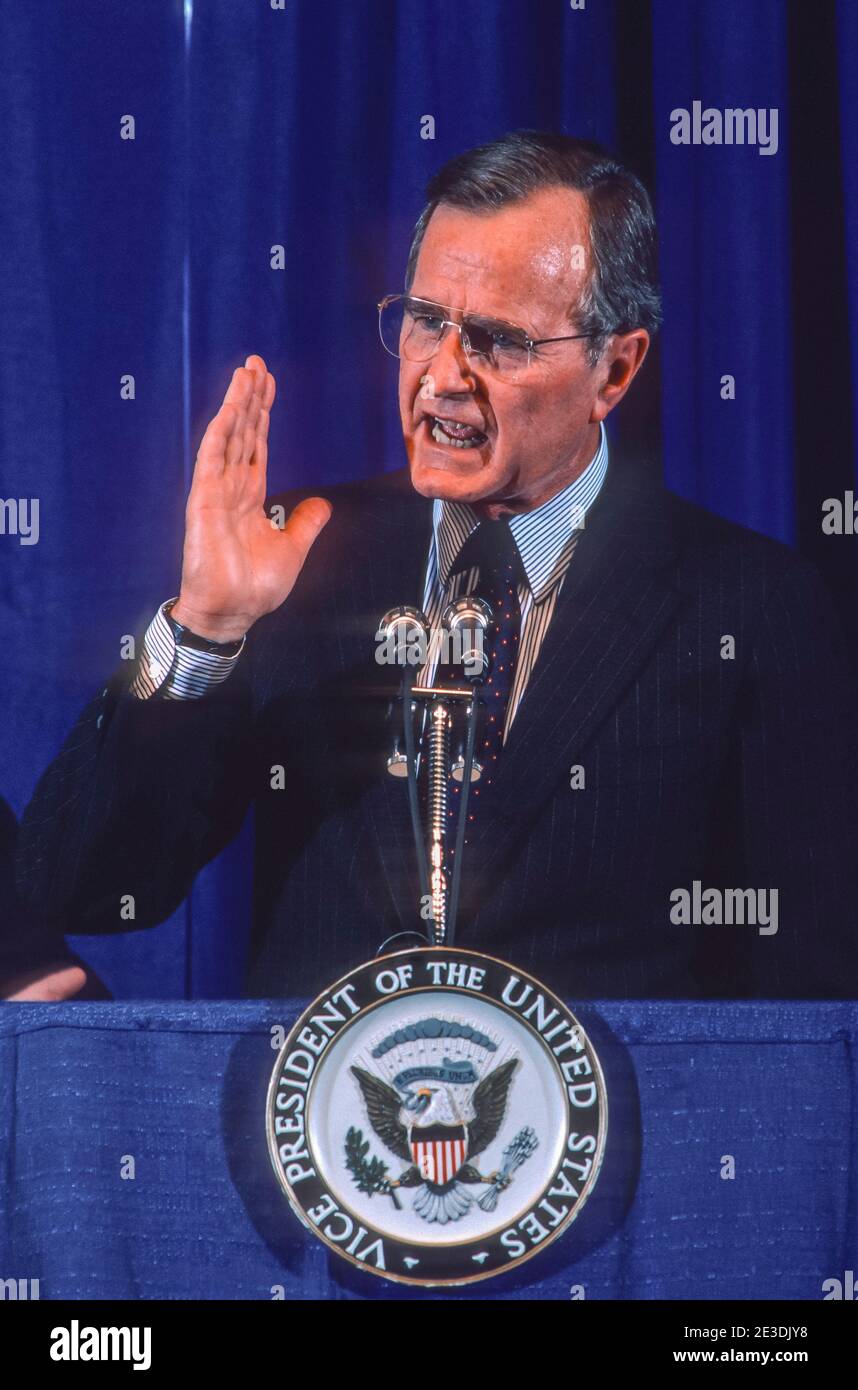 SYRACUSE, NEW YORK, États-Unis, NOVEMBRE 1986 - le vice-président américain George Herbert Walker Bush parle. Banque D'Images