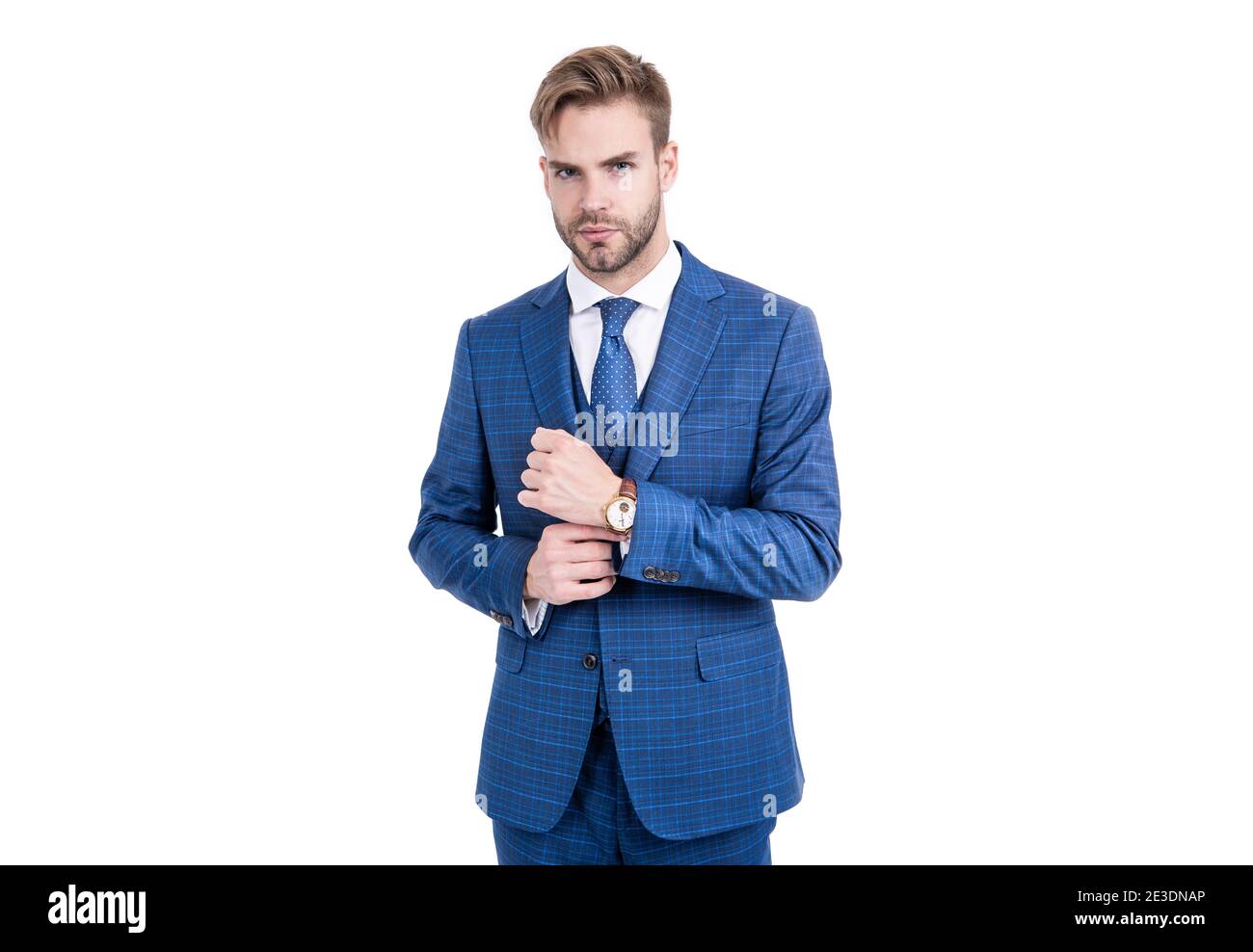 Tendance de suitting. Broker porter un costume bleu marine classique. Style  professionnel formel. Vêtements tendance pour hommes. Vêtements de  coffrage. armoire élégante. Être en ligne avec la dernière tendance de mode  Photo