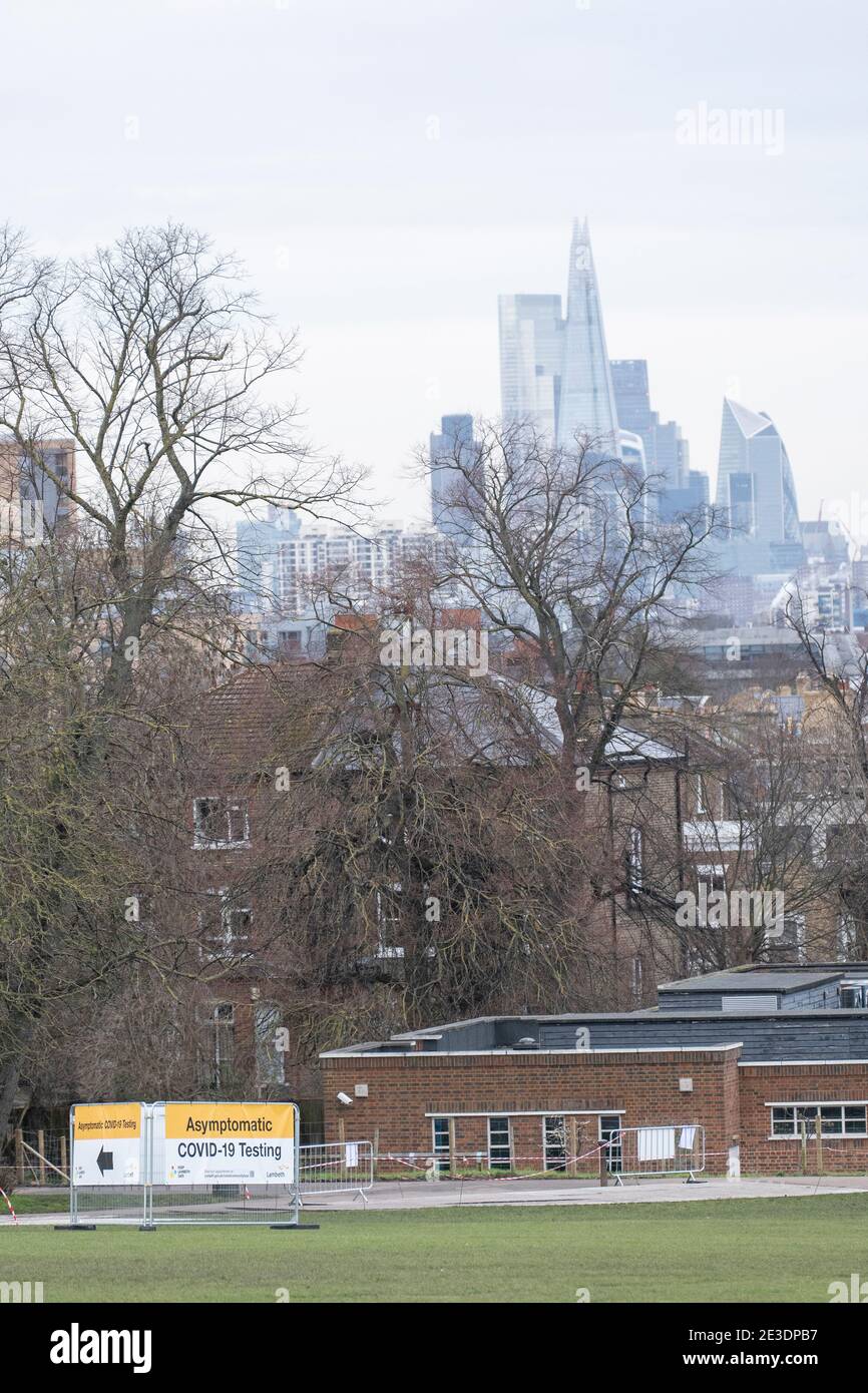 Londres, Angleterre. 18 janvier 2021. Un panneau de centre d'essais Covid-19 à Brockwell Park près de Brixton pendant le 3e confinement de Corid-19 dans le sud de Londres, au Royaume-Uni. (Photo de Sam Mellish / Alamy Live News) Banque D'Images
