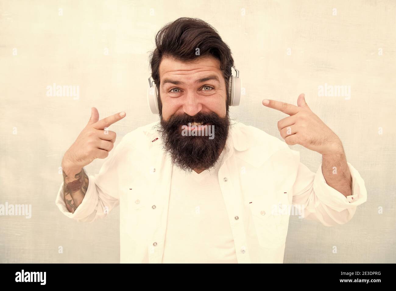 Profitez de chaque note. Technologie d'annulation active du bruit. Casque stéréo Hipster pour écouter de la musique. Casque sans fil moderne. Pistes de musique de danse électroniques. Musique instrumentale. Casque homme barbu. Banque D'Images