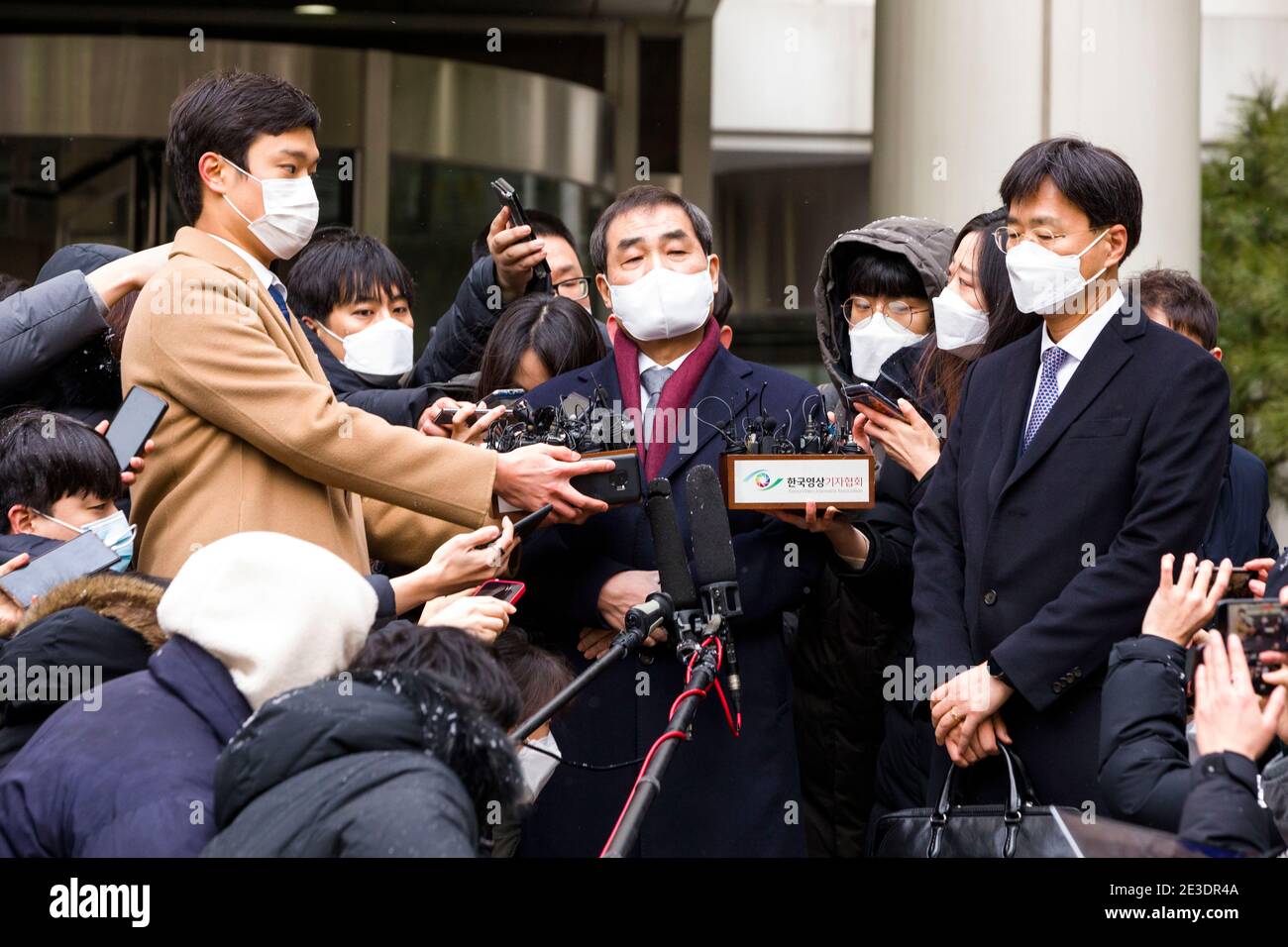 Séoul, Bucheon, Corée du Sud. 18 janvier 2021. Un avocat du président de Samsung, Lee Jae-Yong, quitte la haute Cour de Séoul le lundi 18 janvier 2021, après que le tribunal ait condamné Lee à 30 mois pour des accusations de corruption liées à l'administration de l'ancien président mis en accusation, Park Geun-hye. Credit: Jintak Han/ZUMA Wire/Alay Live News Banque D'Images