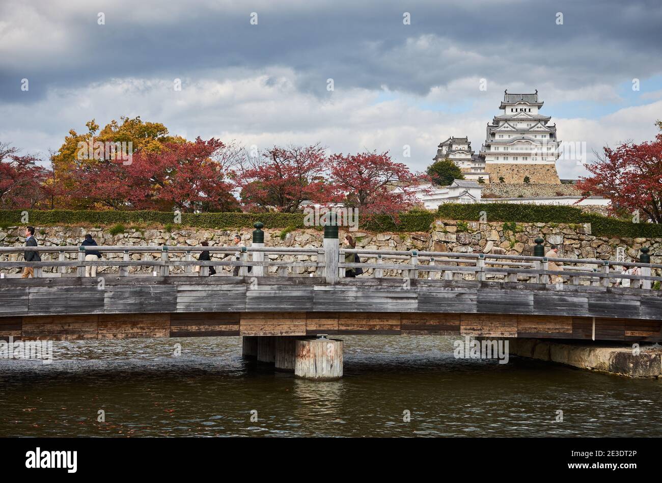 Himeji, Japon - 11 novembre 2017 : magnifique château Himeji dans la ville de Himeji dans la préfecture de Hyogo dans la région de Kansai au Japon en automne avec carte rouge Banque D'Images