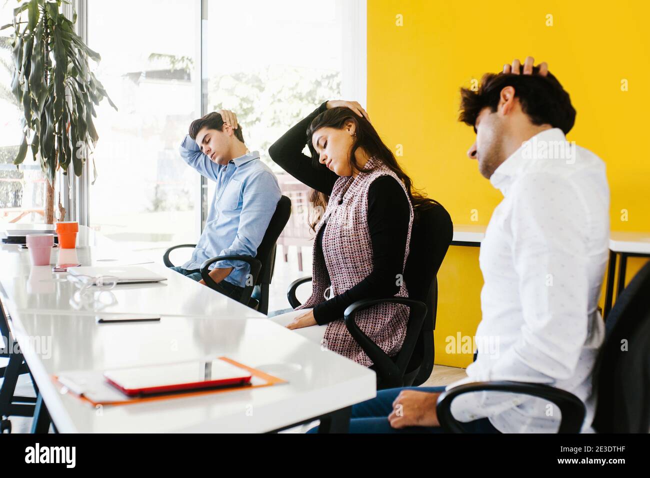 les gens d'affaires latins méditant et faisant du yoga dans le bureau Mexico Banque D'Images les gens d'affaires latins méditant et faisant du yoga dans le bureau Mexico Banque D'Images