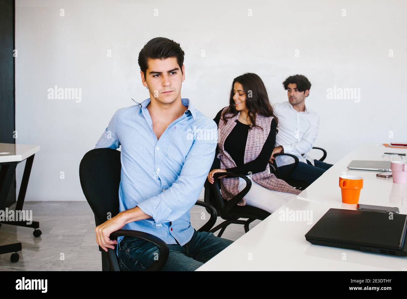 les gens d'affaires latins méditant et faisant du yoga dans le bureau Mexico Banque D'Images les gens d'affaires latins méditant et faisant du yoga dans le bureau Mexico Banque D'Images