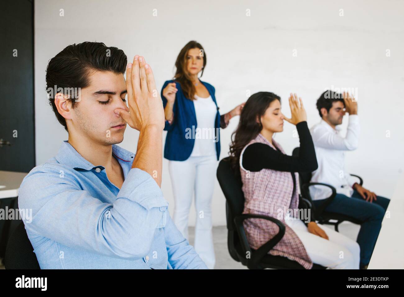 les gens d'affaires latins méditant et faisant du yoga dans le bureau Mexico Banque D'Images les gens d'affaires latins méditant et faisant du yoga dans le bureau Mexico Banque D'Images