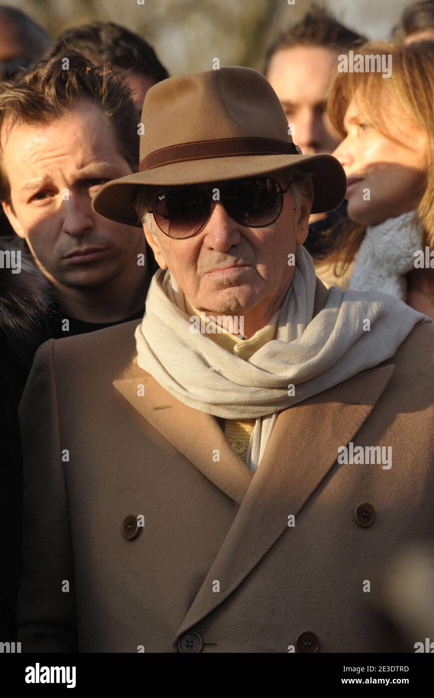 Le chanteur français Charles Aznavour rend hommage au couturier Ted Lapidus  lors de ses funérailles au cimetière du Père Lachaise à Paris, France, le  02 janvier 2009. Ted Lapidus est décédé le