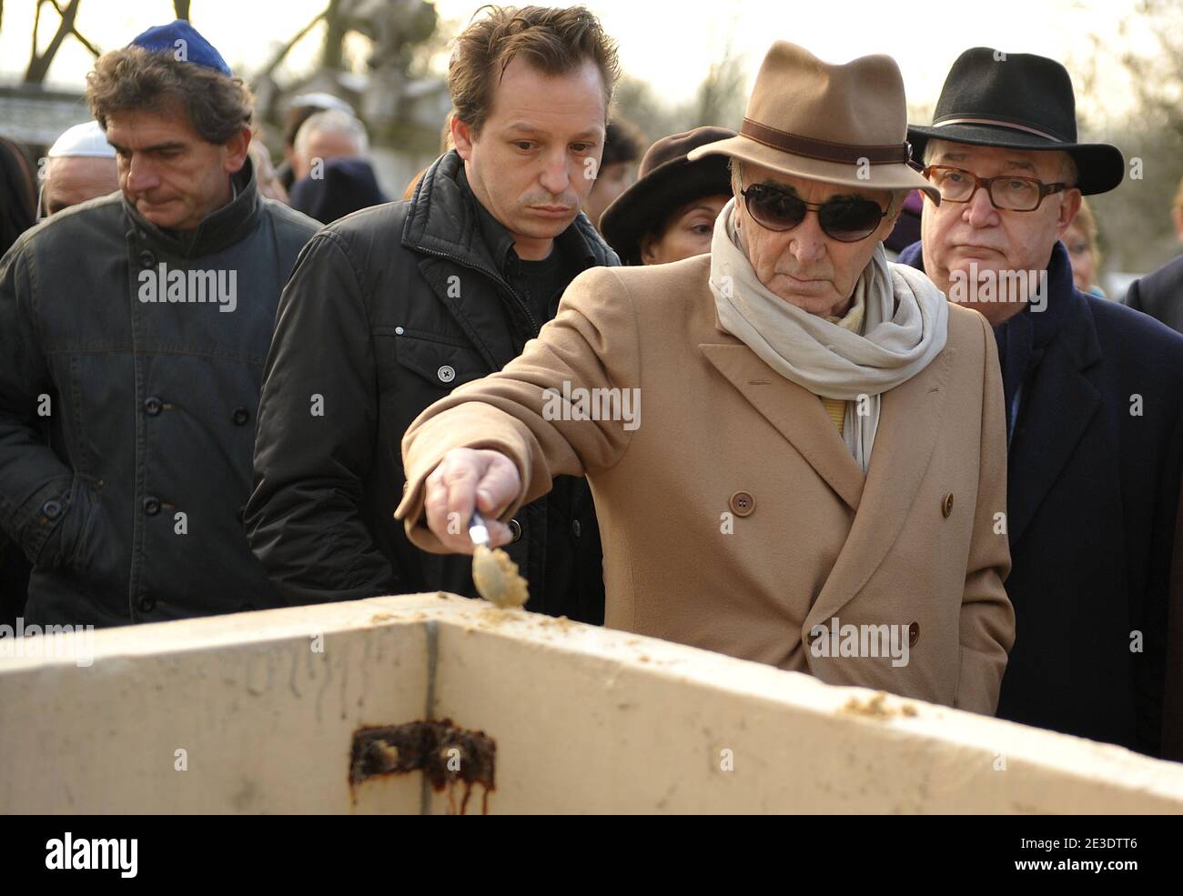Le chanteur français Charles Aznavour rend hommage au couturier Ted Lapidus lors de ses funérailles au cimetière du Père Lachaise à Paris, France, le 02 janvier 2009. Ted Lapidus est décédé le 29 décembre à l'âge de 79 ans dans un hôpital de Cannes sur la Rivera française. Photo de Giancarlo Gorassini/ABACAPRESS.COM Banque D'Images