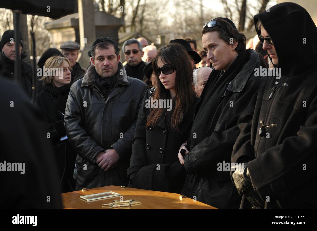 Les enfants de Ted Lapidus (grenouille) Eloise, Thomas et Olivier Lapidus  rendent hommage à leur père lors de ses funérailles au cimetière du Père  Lachaise à Paris, en France, le 02 janvier