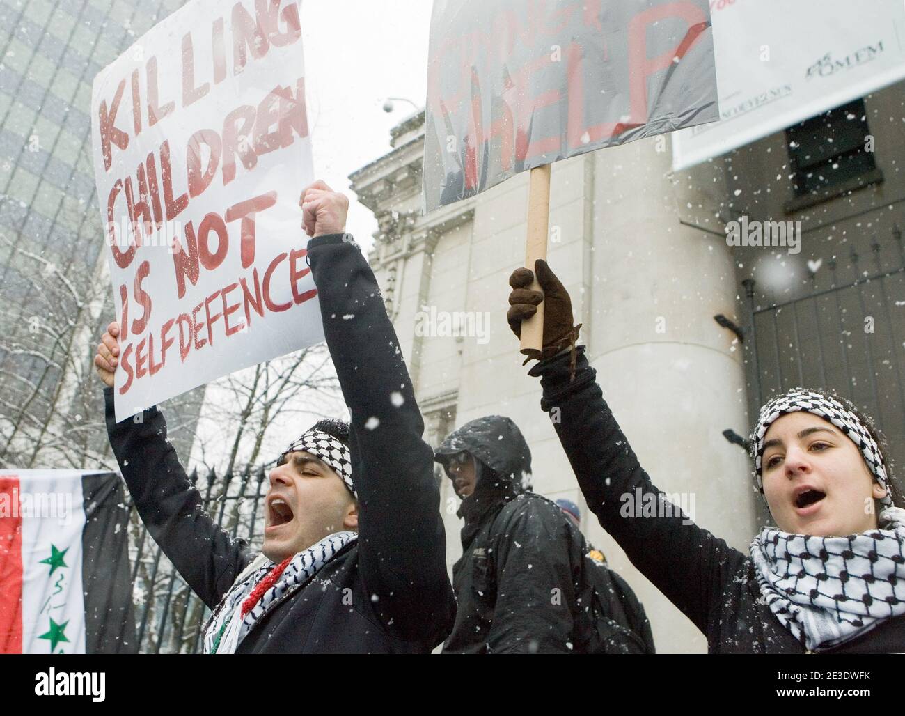 Deux manifestants se joignent à plusieurs centaines de personnes pour protester contre l'invasion de Gaza par Israël à la Vancouver Art Gallery de Vancouver, en Colombie-Britannique, le 3 janvier 2009, lors d'une tempête de neige. Des manifestations pro Palestine ont eu lieu dans les grandes villes du Canada. Photo de Heinz Ruckemann/ABACAPRESS.COM Banque D'Images
