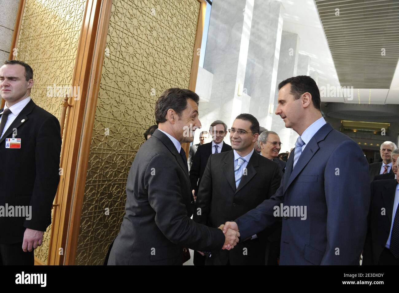 Le président français Nicolas Sarkozy a été reçu par le président syrien Bachar al-Assad au palais présidentiel de Damas, en Syrie, le 6 janvier 2009. Sarkozy a demandé mardi à la Syrie de convaincre le Hamas de coopérer aux efforts internationaux visant à mettre fin à l'assaut israélien dans la bande de Gaza. Photo par Elodie Gregoire/ABACAPRESS.COM Banque D'Images