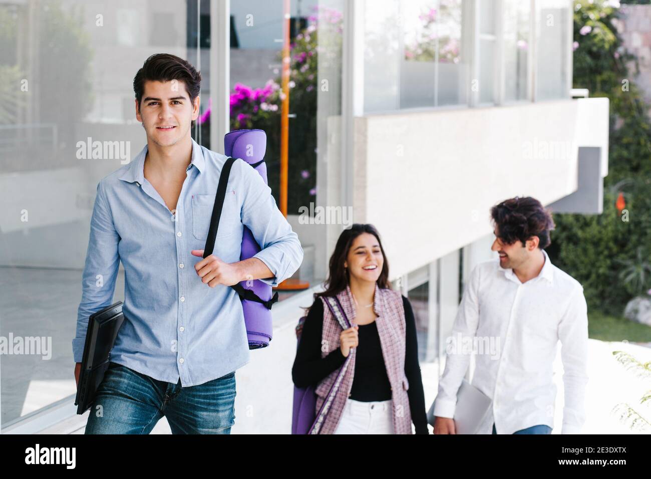 jeune latino-homme ou étudiant pratiquant des exercices de yoga de respiration à université de Mexico Banque D'Images jeune latino-homme ou étudiant pratiquant des exercices de yoga de respiration à université de Mexico Banque D'Images