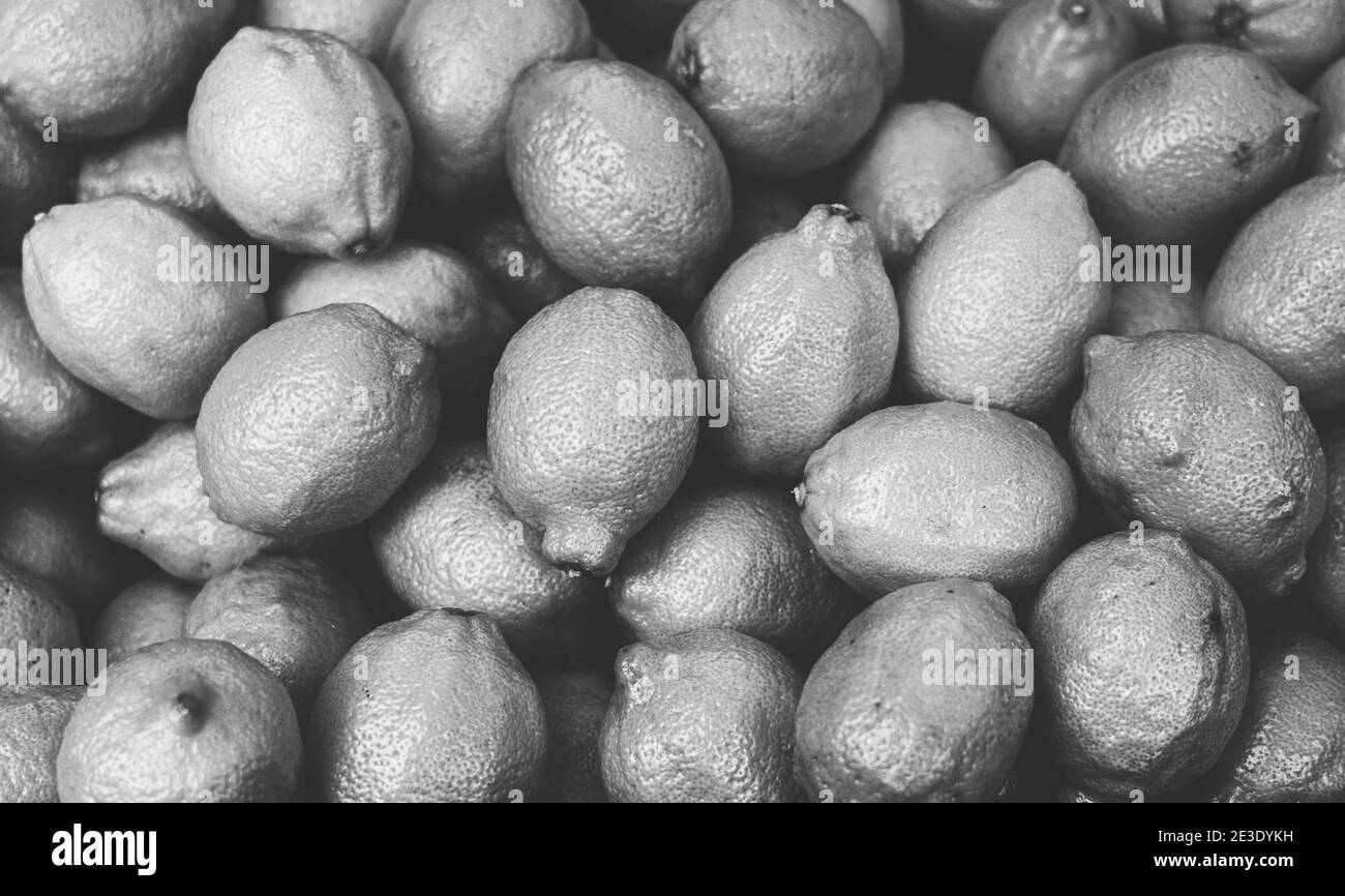 photo noir et blanc vintage d'une pile de citrons Banque D'Images