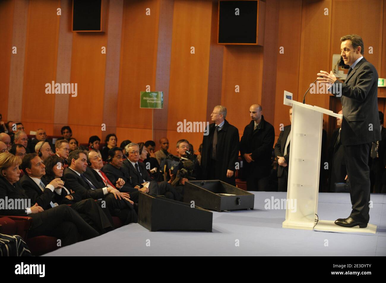 Le président français Nicolas Sarkozy prononce un discours en persence avec la chancelière allemande Angela Merkel, ministre junior de la planification prospective, de l’évaluation des politiques publiques, Et développement de l'économie numérique Eric Besson, Premier ministre d'Etat chargé des Affaires urbaines Fadela Amara, Ministre du travail, des relations de travail, de la famille et de la solidarité Xavier Bertrand et Michel Rocard lors du Symposium "Nouveau monde, Nouveau capitalisme" à l'Ecole militaire à Paris, France, le 8 janvier 2009. Photo par Elodie Gregoire/ABACAPRESS.COM Banque D'Images