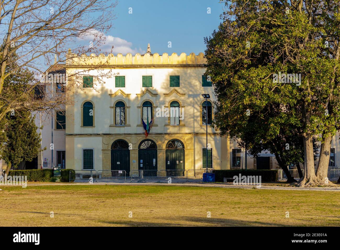 Bardolino, Italie - 01 16 2021: Façade avant de la villa Carrara Bottagisio. La structure jusqu'en 2001 a été utilisée comme école pour le secteur hôtelier. Banque D'Images