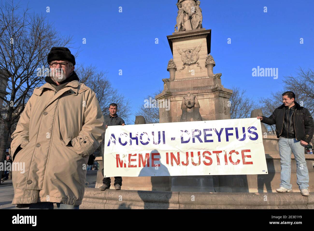 Les parents de Karim Achoui protestent contre la place du Chatelet pour la libération de leur fils à Paris, France, le 11 janvier 2009. L'avocat Karim Achoui a été condamné à sept ans de prison pour complicité de complicité dans la séparation d'Antonio Ferrera de la prison de Fresnes en 2003. Photo de Mousse/ABACAPRESS.COM Banque D'Images Les parents de Karim Achoui protestent contre la place du Chatelet pour la libération de leur fils à Paris, France, le 11 janvier 2009. L'avocat Karim Achoui a été condamné à sept ans de prison pour complicité de complicité dans la séparation d'Antonio Ferrera de la prison de Fresnes en 2003. Photo de Mousse/ABACAPRESS.COM Banque D'Images