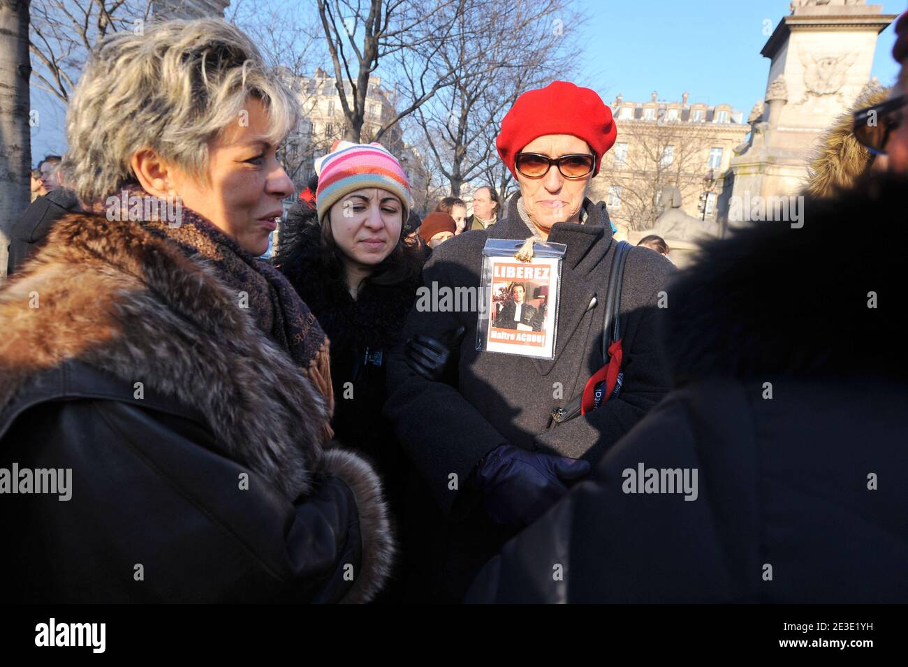 Les parents de Karim Achoui protestent contre la place du Chatelet pour la libération de leur fils à Paris, France, le 11 janvier 2009. L'avocat Karim Achoui a été condamné à sept ans de prison pour complicité de complicité dans la séparation d'Antonio Ferrera de la prison de Fresnes en 2003. Photo de Mousse/ABACAPRESS.COM Banque D'Images Les parents de Karim Achoui protestent contre la place du Chatelet pour la libération de leur fils à Paris, France, le 11 janvier 2009. L'avocat Karim Achoui a été condamné à sept ans de prison pour complicité de complicité dans la séparation d'Antonio Ferrera de la prison de Fresnes en 2003. Photo de Mousse/ABACAPRESS.COM Banque D'Images