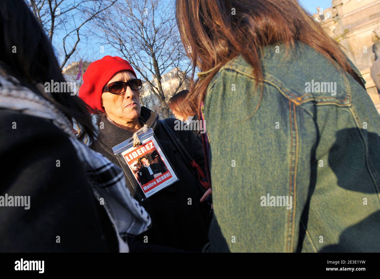 Les parents de Karim Achoui protestent contre la place du Chatelet pour la libération de leur fils à Paris, France, le 11 janvier 2009. L'avocat Karim Achoui a été condamné à sept ans de prison pour complicité de complicité dans la séparation d'Antonio Ferrera de la prison de Fresnes en 2003. Photo de Mousse/ABACAPRESS.COM Banque D'Images Les parents de Karim Achoui protestent contre la place du Chatelet pour la libération de leur fils à Paris, France, le 11 janvier 2009. L'avocat Karim Achoui a été condamné à sept ans de prison pour complicité de complicité dans la séparation d'Antonio Ferrera de la prison de Fresnes en 2003. Photo de Mousse/ABACAPRESS.COM Banque D'Images