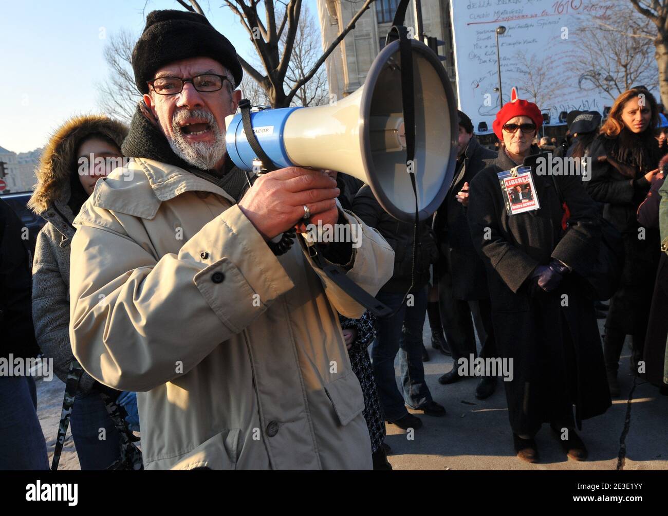 Les parents de Karim Achoui protestent contre la place du Chatelet pour la libération de leur fils à Paris, France, le 11 janvier 2009. L'avocat Karim Achoui a été condamné à sept ans de prison pour complicité de complicité dans la séparation d'Antonio Ferrera de la prison de Fresnes en 2003. Photo de Mousse/ABACAPRESS.COM Banque D'Images Les parents de Karim Achoui protestent contre la place du Chatelet pour la libération de leur fils à Paris, France, le 11 janvier 2009. L'avocat Karim Achoui a été condamné à sept ans de prison pour complicité de complicité dans la séparation d'Antonio Ferrera de la prison de Fresnes en 2003. Photo de Mousse/ABACAPRESS.COM Banque D'Images