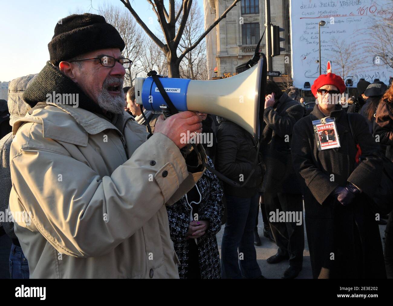 Les parents de Karim Achoui protestent contre la place du Chatelet pour la libération de leur fils à Paris, France, le 11 janvier 2009. L'avocat Karim Achoui a été condamné à sept ans de prison pour complicité de complicité dans la séparation d'Antonio Ferrera de la prison de Fresnes en 2003. Photo de Mousse/ABACAPRESS.COM Banque D'Images Les parents de Karim Achoui protestent contre la place du Chatelet pour la libération de leur fils à Paris, France, le 11 janvier 2009. L'avocat Karim Achoui a été condamné à sept ans de prison pour complicité de complicité dans la séparation d'Antonio Ferrera de la prison de Fresnes en 2003. Photo de Mousse/ABACAPRESS.COM Banque D'Images