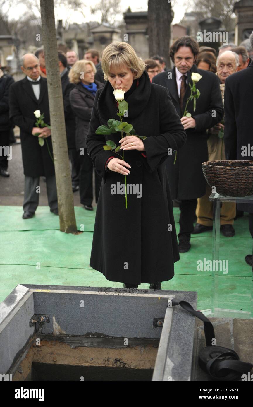 Nadine Morano assiste aux funérailles de Georges Cravenne, décédé à l'âge de 94 ans, au cimetière Montparnasse, à Paris, en France, le 14 janvier 2009. Photo par ABACAPRESS.COM Banque D'Images