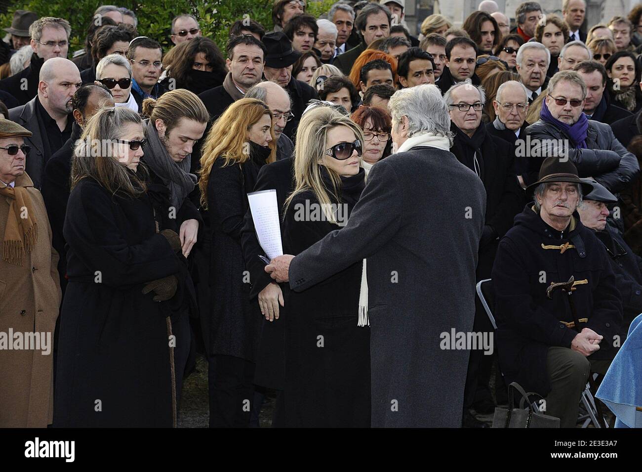 Alain Delon et Nathalie Reims assistent à la cérémonie funéraire du producteur, réalisateur et acteur français Claude Berri dans le quartier juif du cimetière de Bagneux, près de Paris, en France, le 15 janvier 2009. Claude Berri, une figure légendaire du cinéma français depuis plus d'un demi-siècle, est mort d'un problème 'vasculaire cérébral' il y a quelques jours. Il a eu son plus récent succès avec 'Bienvenue chez les CH'tis', qui a été vu par 20 millions de personnes en France. Photo par ABACAPRESS.COM Banque D'Images