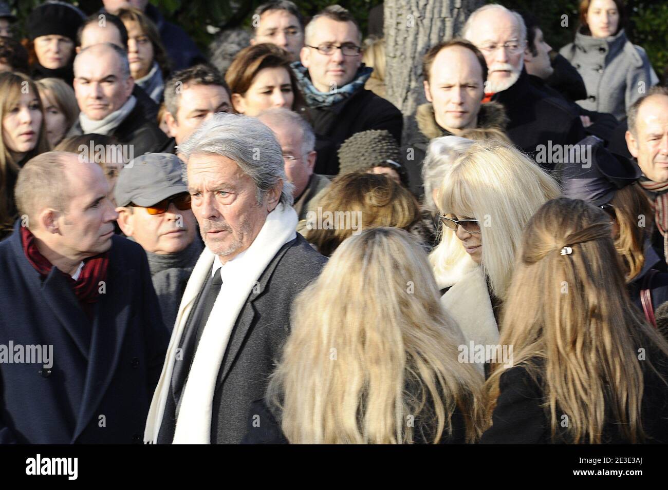 Alain Delon et Mireille Darc assistaient à la cérémonie funéraire du producteur, réalisateur et acteur français Claude Berri dans le quartier juif du cimetière de Bagneux, près de Paris, en France, le 15 janvier 2009. Claude Berri, une figure légendaire du cinéma français depuis plus d'un demi-siècle, est mort d'un problème 'vasculaire cérébral' il y a quelques jours. Il a eu son plus récent succès avec 'Bienvenue chez les CH'tis', qui a été vu par 20 millions de personnes en France. Photo par ABACAPRESS.COM Banque D'Images