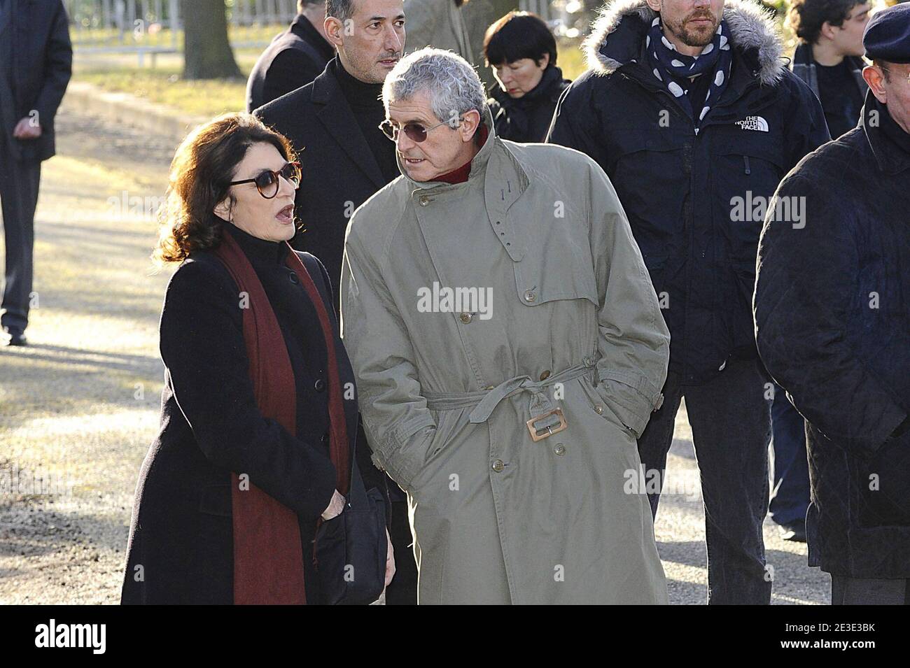 Anouk Aimee et Claude Lelouch assistent à la cérémonie funèbre du producteur, réalisateur et acteur français Claude Berri dans le quartier juif du cimetière de Bagneux, près de Paris, en France, le 15 janvier 2009. Claude Berri, une figure légendaire du cinéma français depuis plus d'un demi-siècle, est mort d'un problème 'vasculaire cérébral' il y a quelques jours. Il a eu son plus récent succès avec 'Bienvenue chez les CH'tis', qui a été vu par 20 millions de personnes en France. Photo par ABACAPRESS.COM Banque D'Images